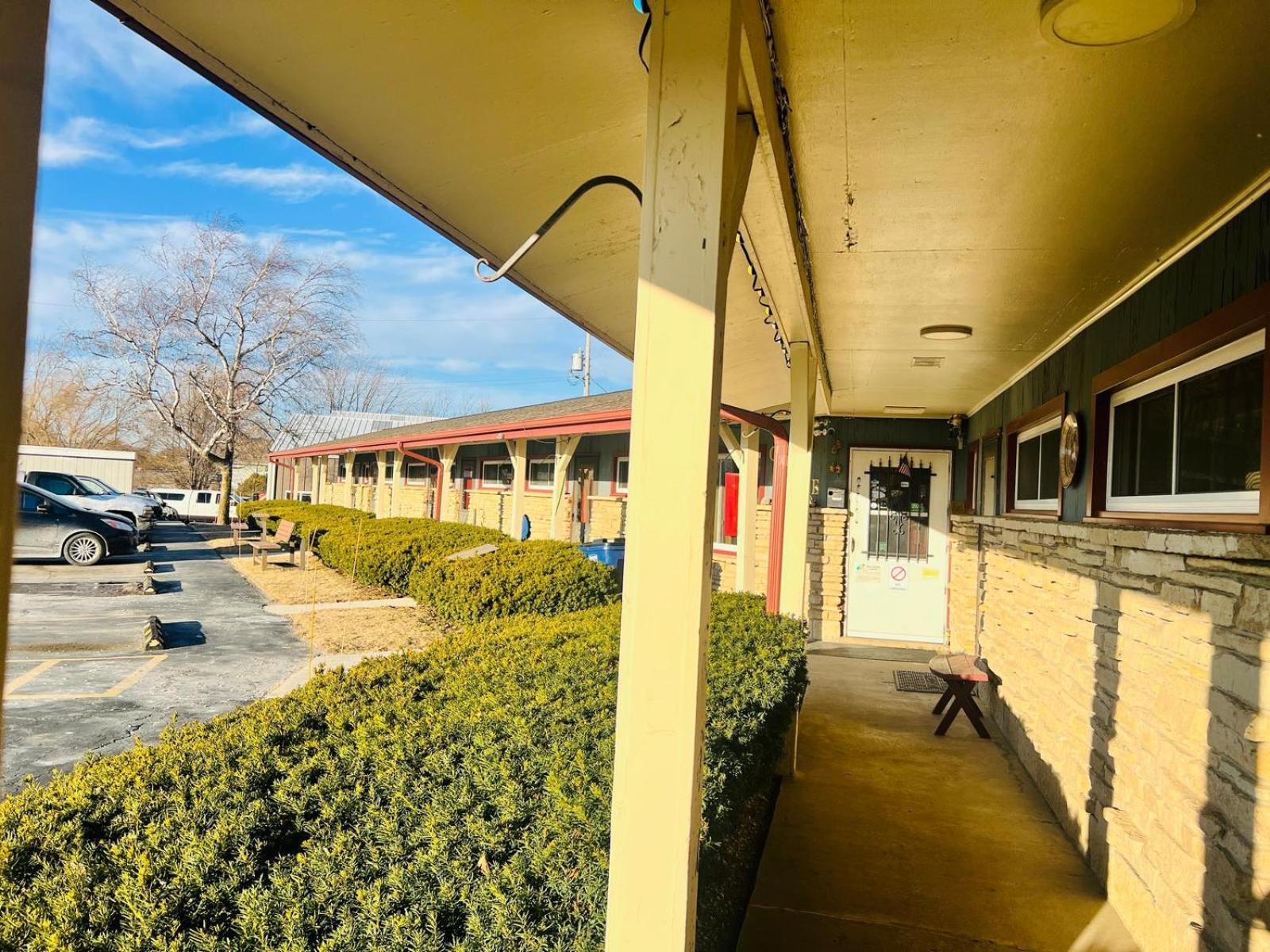 Wisconsin-Aire Motel By Oyo Random Lake Exterior photo